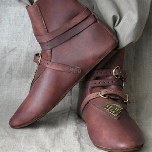 Chaussures Médiévales en Cuir avec Accent en Laiton-02