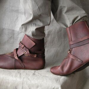 Chaussures Médiévales en Cuir avec Accent en Laiton-04