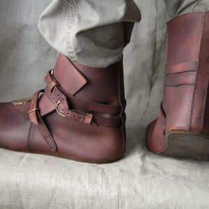 Chaussures Médiévales en Cuir avec Accent en Laiton-05