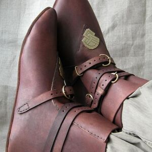 Chaussures Médiévales en Cuir avec Accent en Laiton-06