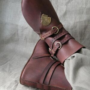 Chaussures Médiévales en Cuir avec Accent en Laiton-01