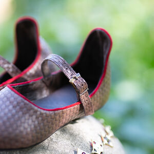 Chaussures Médiévales en Cuir Gaufré en Édition Limitée « Gardienne des Clés »-10