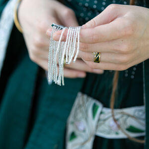Costume médiéval de mariage "Fleurs d'Eau" robe avec ceinture en tissu et voile de soie