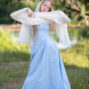 Costume médiéval de mariage "Fleurs d'Eau" robe avec ceinture en tissu et voile de soie