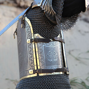 Vue de côté de cuirasse gravée médiévale de style oriental « Prince de l'Est » d'ArmStreet