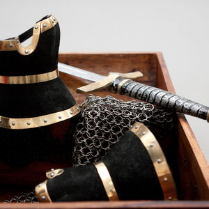 Demi-gantelets médiévaux de combat décorés avec cuir et laiton d'ArmStreet