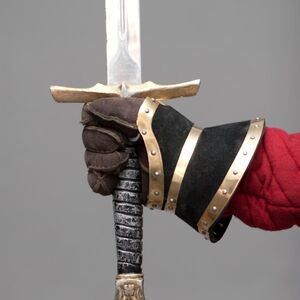 Demi gants médiévaux de combat décorés avec cuir et laiton d'ArmStreet