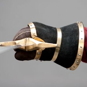 Demi-gants médiévaux de combat décorés avec cuir et laiton d'ArmStreet