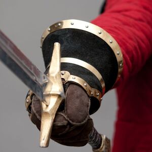 Demi gantelets médiévaux de combat décorés d'ArmStreet