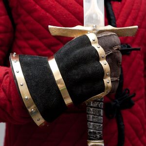 Demi gantelets médiévaux de combat décorés avec cuir et laiton d'ArmStreet