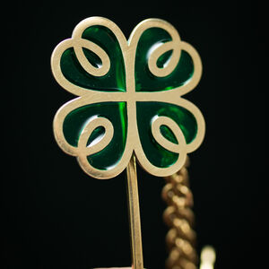 Fermoir fibule de cape à trèfle de style celtique "Les Collines Creuses"