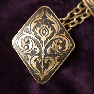 Fibule en laiton « Chevalier de la Fortune »