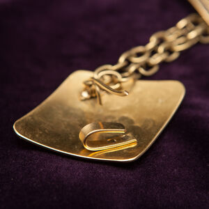 Fibule en laiton « Chevalier de la Fortune »