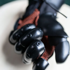 Gantelets AMHE en plastique à cinq doigts "Prince Noir" gant articulé