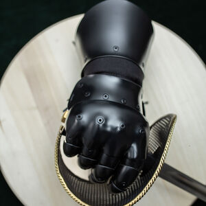 Gantelets AMHE en plastique à cinq doigts "Prince Noir" gant articulé