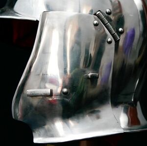 Vue de côté de bourguignotte sans les visières d'ArmStreet