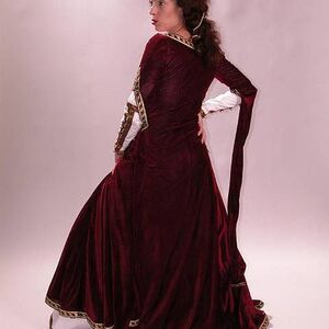 La robe médiévale avec la chainse « Dame de coeur » ArmStreet