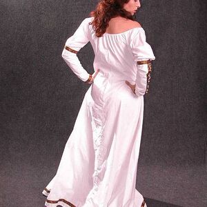 La robe médiévale avec la chainse « Dame de coeur » ArmStreet