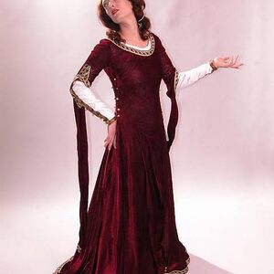 La robe médiévale avec la chainse « Dame de coeur » ArmStreet