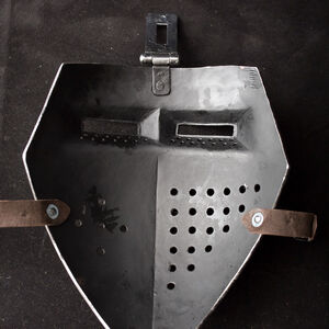 Le casque médiéval bassinet klappvisor