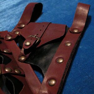 Baudrier ou porte-épée médiéval en cuir brun ArmStreet
