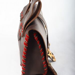 Le sac pochette médiévale en cuir avec les accents en laiton ArmStreet