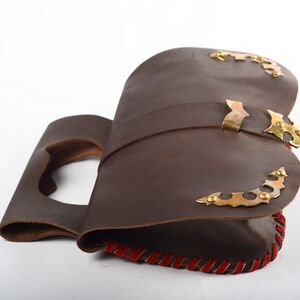 Le sac pochette médiévale en cuir avec les accents en laiton ArmStreet