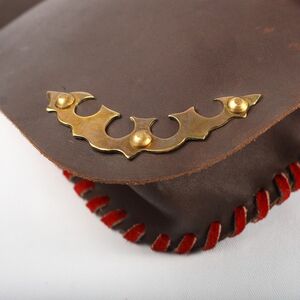 Le sac pochette médiévale en cuir avec les accents en laiton ArmStreet