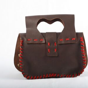 Le sac pochette médiévale en cuir avec les accents en laiton ArmStreet