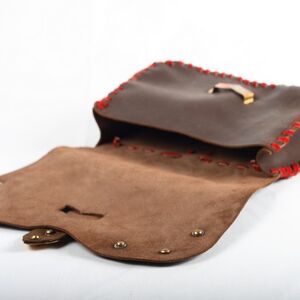 Le sac pochette médiévale en cuir avec les accents en laiton ArmStreet