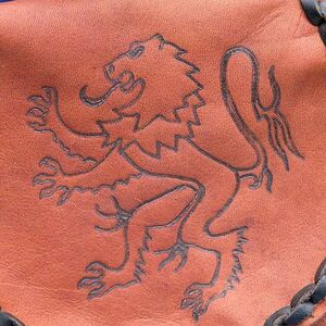 Le sac pochette médiévale en cuir « Lion » ArmStreet