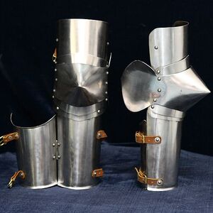 Brassards armures médiévaux avec les cubitières coniques d'ArmStreet