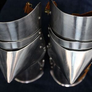 Cubitières coniques des brassards occidentaux armure médiévale d'ArmStreet