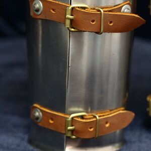 Fermoir des brassards armures médiévaux avec les segments de coude coniques d'ArmStreet