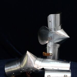 Brassards armures médiévaux avec les segments de coude coniques d'ArmStreet