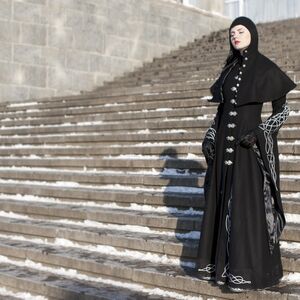 Manteau Long Gothique de Laine avec Capuche « Merle Noir »-02