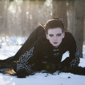 Manteau gothique femme en laine noire « Merle Noir »