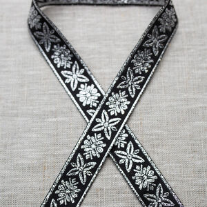 Passement étroit Forest Princess avec des accents argentés ou dorés à vendre au mètre