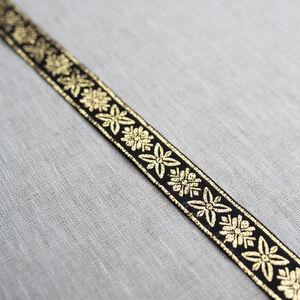 Passement étroit Forest Princess avec des accents argentés ou dorés à vendre au mètre