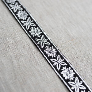 Passement étroit Forest Princess avec des accents argentés ou dorés à vendre au mètre