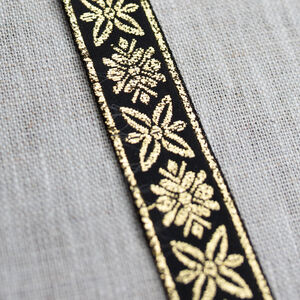 Passement étroit Forest Princess avec des accents argentés ou dorés à vendre au mètre