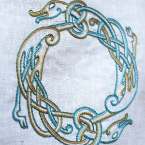 Petit sac Hedeby avec broderie faite main et poignées arquées en bois