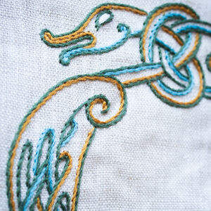 Petit sac Hedeby avec broderie faite main et poignées arquées en bois