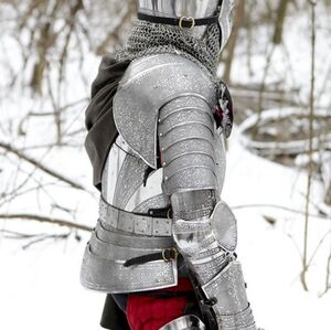 Cuirasse de chevalier en acier gravé