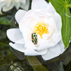 Rabais: Bague Elfique en Laiton et Émail aux Feuilles « Fleurs d’Eau » | Taille de bague 7.5