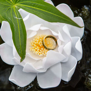 Rabais: Bague Elfique en Laiton et Émail aux Feuilles « Fleurs d’Eau » | Taille de bague 7.5