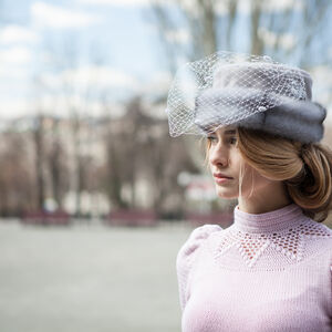 Rabais: Chapeau avec voile «Fleur-de-Lis» | Laine lilas clair | Tête 54 cm