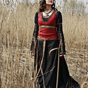 Rabais : Costume « Chasseresse » | Robe noire | Gilet rouge amarante