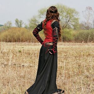 Rabais : Costume « Chasseresse » | Robe noire | Gilet rouge amarante