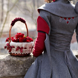 Rabais: Manteau exclusif en laine « Le Petit Chaperon Rouge » | Laine grise | Accents noirs